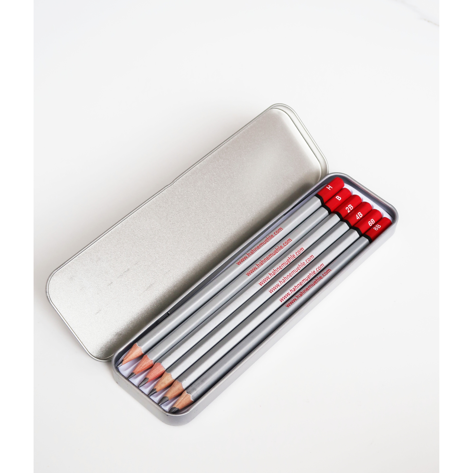 artist-sketching-pencils-hahnemuehle artist-sketching-pencils-hahnemuehle