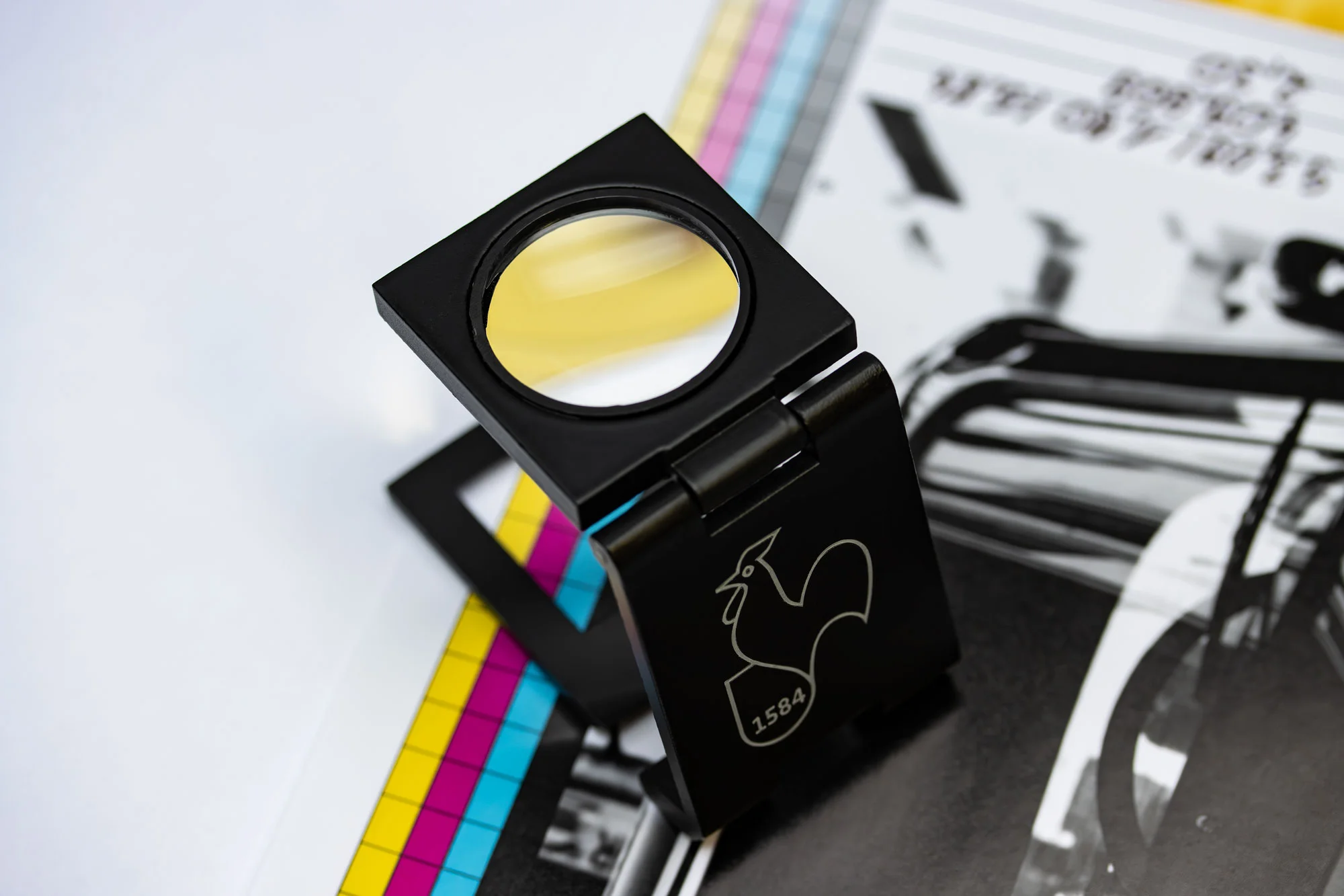 magnifier, glass, camera accessory, clutch, squirrels logo
